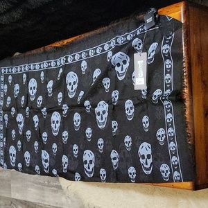 Unisex Alexander McQueen scarf.